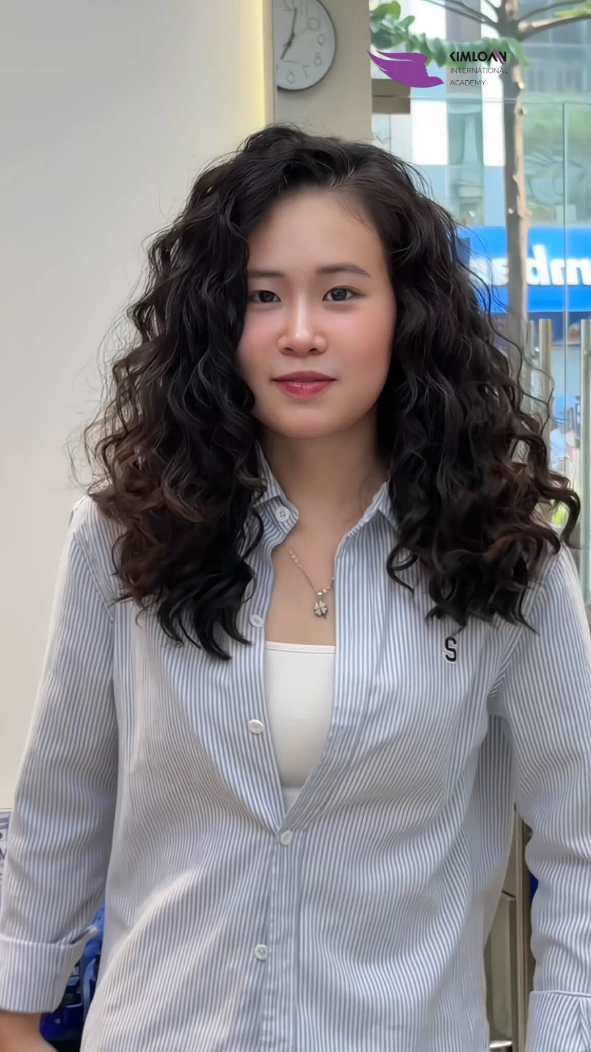 Nói “Không” Với Dập Phồng Chân Tóc: Bí Quyết Uốn Jelly Perm Phồng Đều Tự Nhiên Từ Gốc Đến Ngọn Tại Kim Loan 1 Nói “Không” Với Dập Phồng Chân Tóc: Bí Quyết Uốn Jelly Perm Phồng Đều Tự Nhiên Từ Gốc Đến Ngọn Tại Kim Loan
