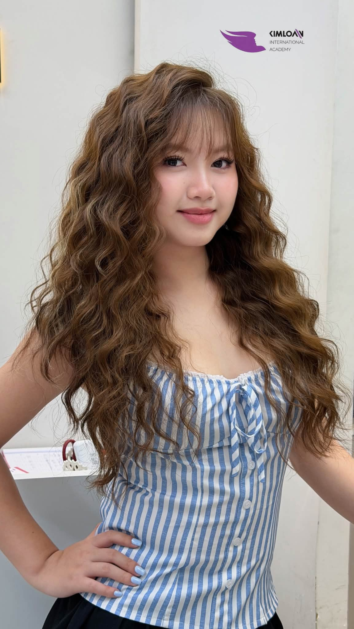 Mẫu tóc uốn xoăn sóng lớn cho tóc tẩy highlight tại Kim Loan Hair Salon