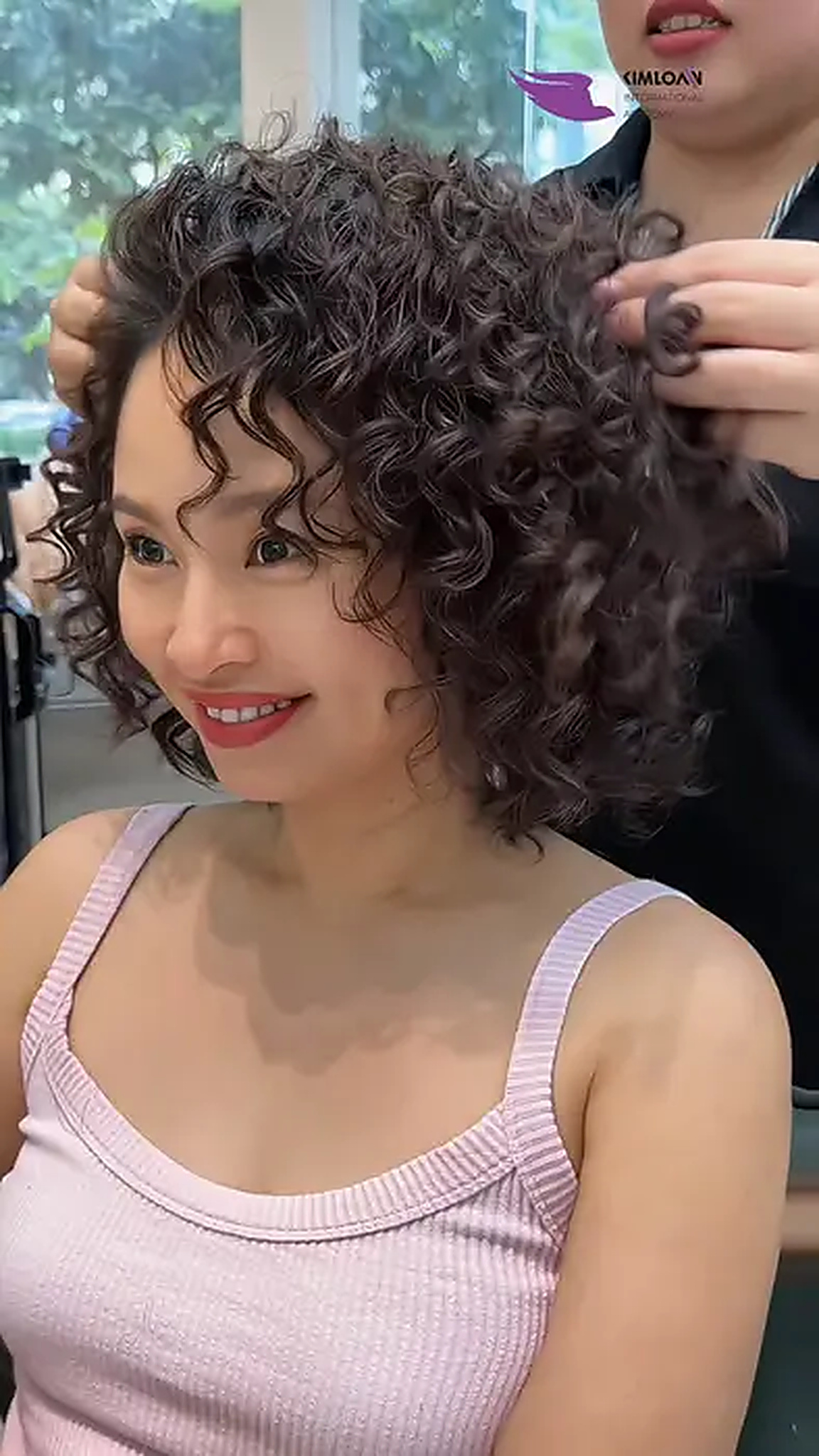Độ nảy đàn hồi và nụ cười rạng rỡ với mái tóc Jelly Perm