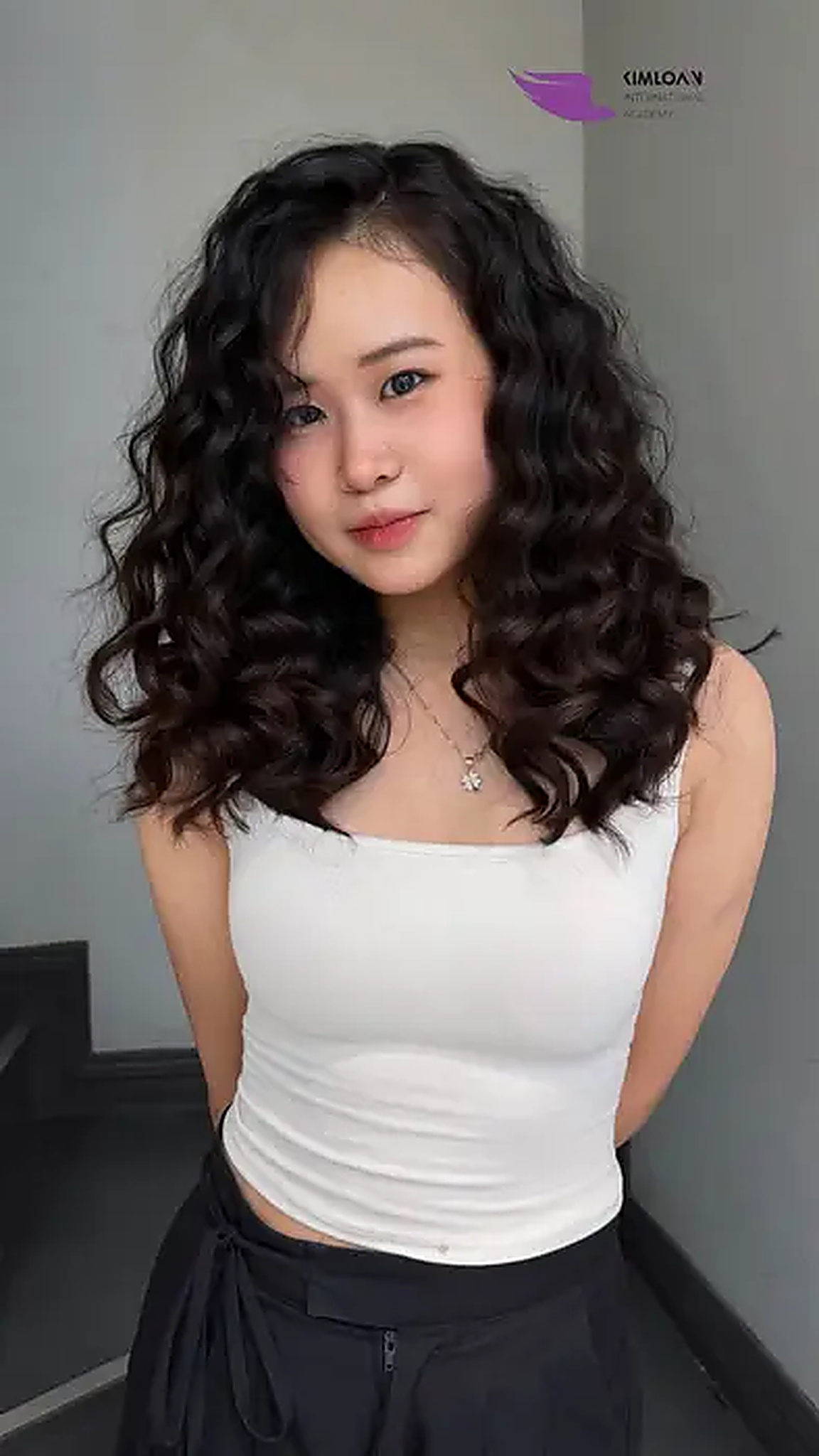 Cận cảnh các lọn xoăn sát đỉnh tơi xốp bóng khỏe