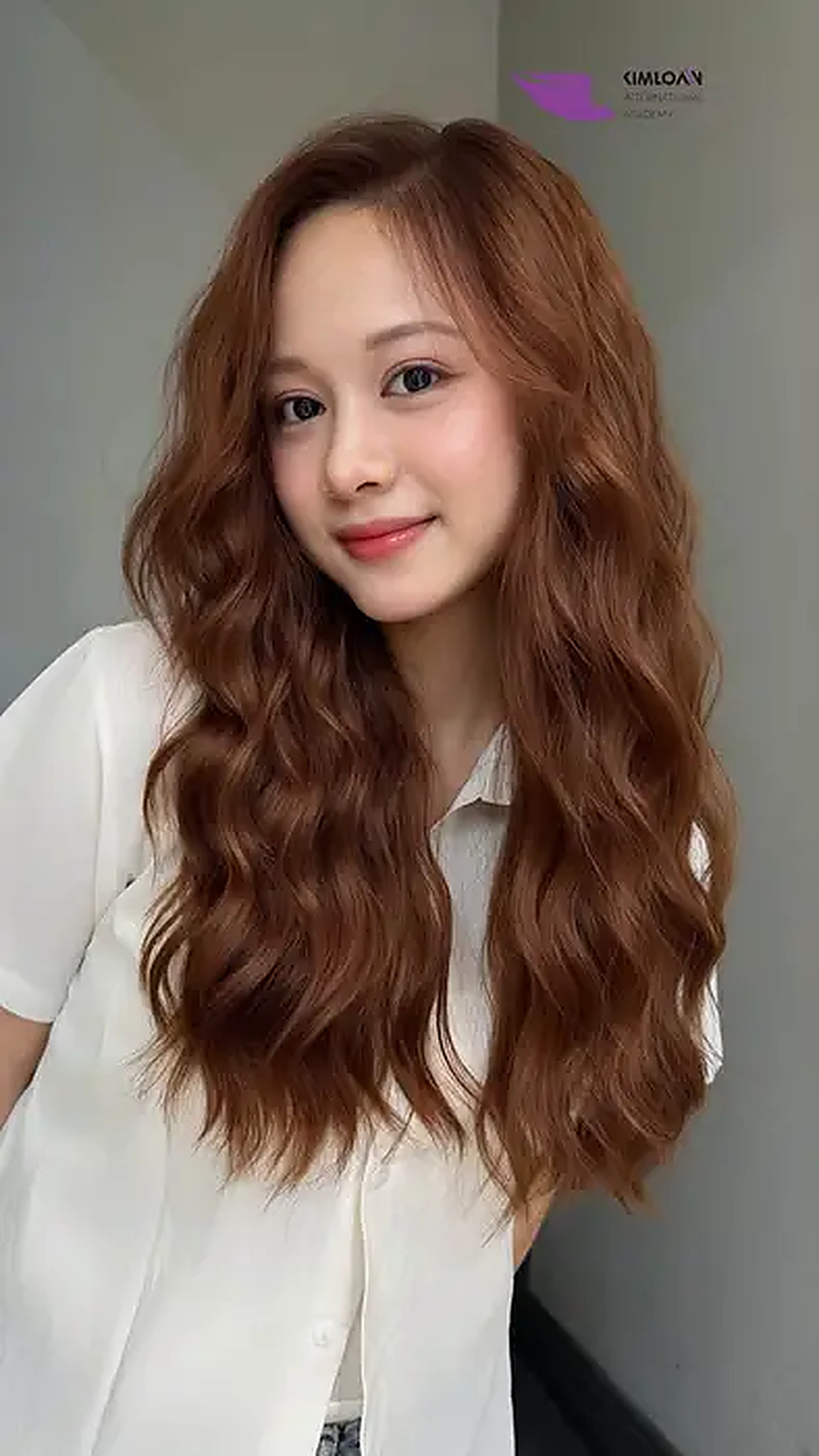 Uốn Lọn Xoăn Lớn Tạo Phồng Cho Tóc Mỏng Kết Hợp Màu Nhuộm Nâu Cam Trẻ Trung Cùng Kim Loan Hair Salon - Góc chụp chi tiết 2