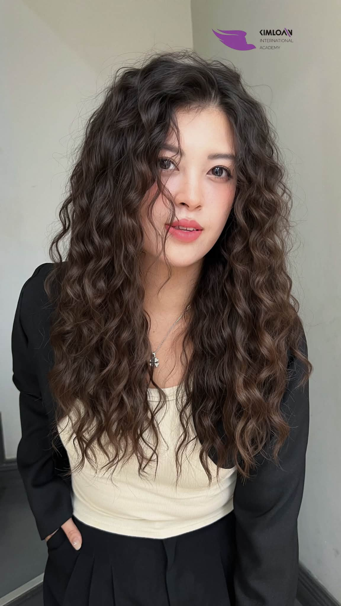 Giải Mã Nghệ Thuật Uốn Sóng Cho Tóc Mảnh, Mỏng, Khó Vào Nếp Cùng Kim Loan Hair Salon 1 Mẫu uốn sóng bồng bềnh cho nền tóc mảnh mỏng tại Kim Loan Hair Salon