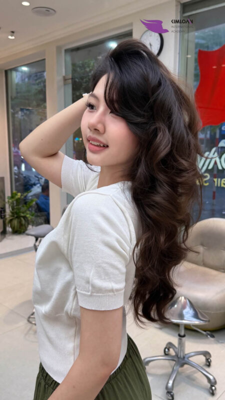 Uốn Xoăn Bung Lơi Sóng To Mềm Mại: Nghệ Thuật Thiết Kế Riêng Chuẩn Tỉ Lệ Vàng Tại Kim Loan Hair Salon 1 Uốn Xoăn Bung Lơi Sóng To Mềm Mại: Nghệ Thuật Thiết Kế Riêng Chuẩn Tỉ Lệ Vàng Tại Kim Loan Hair Salon 1