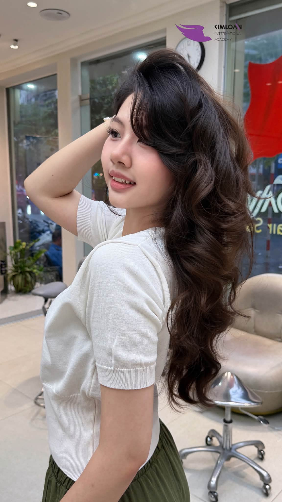 Uốn Xoăn Bung Lơi Sóng To Mềm Mại: Nghệ Thuật Thiết Kế Riêng Chuẩn Tỉ Lệ Vàng Tại Kim Loan Hair Salon 1 Mẫu tóc uốn xoăn bung lơi sóng to mềm mại thiết kế riêng tại Kim Loan Hair Salon