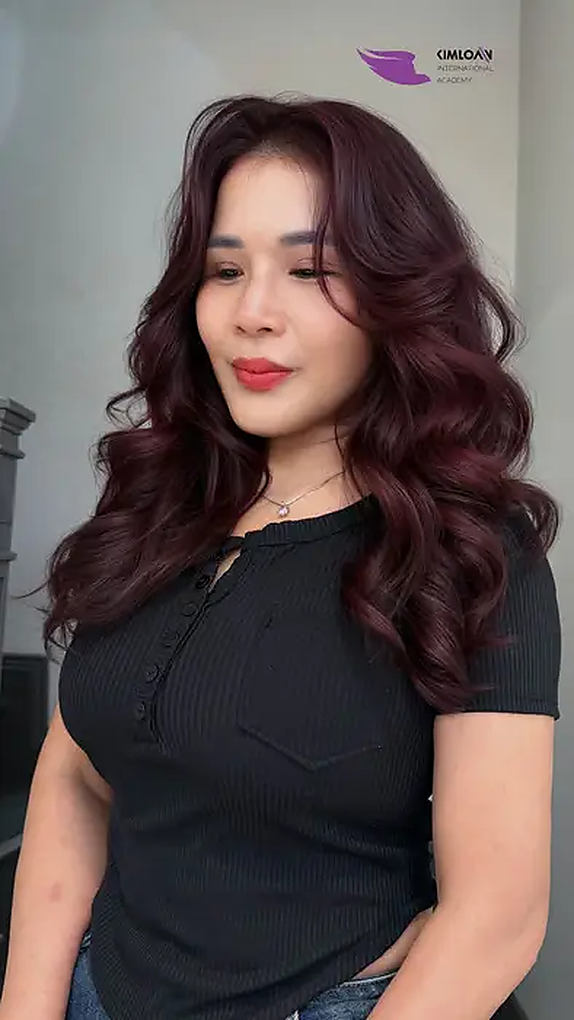 Góc nghiêng duyên dáng của mẫu tóc xoăn bung lơi
