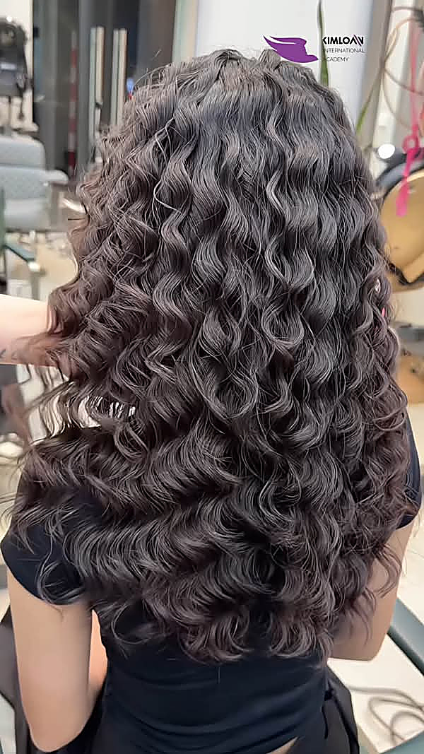 Uốn Jelly Perm lọn sóng lớn nhìn nghiêng phóng khoáng và cá tính