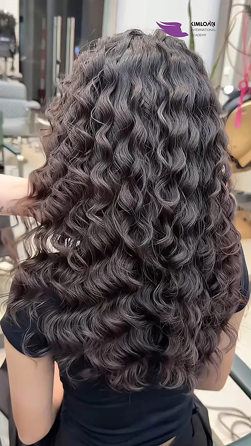 Cận cảnh thớ tóc uốn Jelly Perm căng mọng ngậm nước không bị bông xù