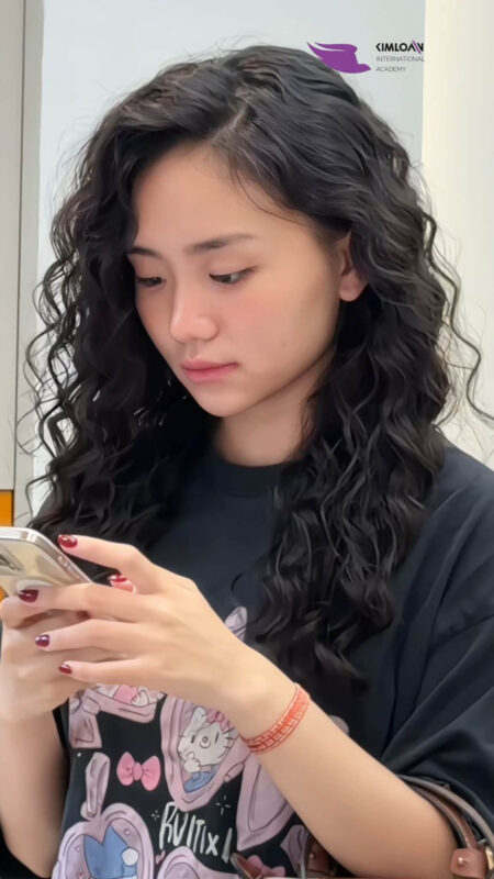 Jelly Perm Thiết Kế Riêng Biệt: Nghệ Thuật Sóng Xoăn Phóng Khoáng Và Chuyển Động Tự Nhiên Cùng Kim Loan Hair Salon 5 Jelly Perm Thiết Kế Riêng Biệt: Nghệ Thuật Sóng Xoăn Phóng Khoáng Và Chuyển Động Tự Nhiên Cùng Kim Loan Hair Salon 2