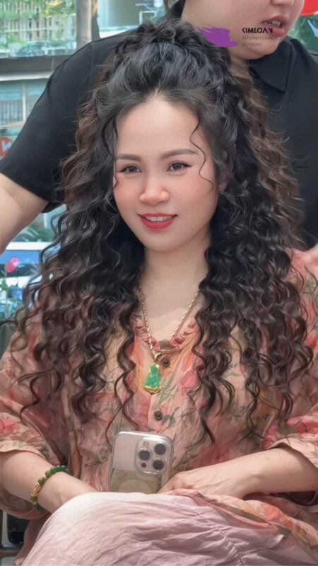 Kiểu Tóc Sinh Ra Cho Mùa Thu Đông: Jelly Perm Phóng Khoáng, Buộc Lên Vẫn Đẹp Buông Xuống Vẫn Xinh Cùng Kim Loan 1 Kiểu Tóc Sinh Ra Cho Mùa Thu Đông: Jelly Perm Phóng Khoáng, Buộc Lên Vẫn Đẹp Buông Xuống Vẫn Xinh Cùng Kim Loan 1