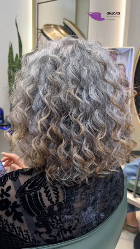 Tạm Biệt Nhuộm Tóc Mỗi Tháng: Tuyệt Kỹ Uốn Jelly Perm Tôn Vinh Tóc Bạc Tự Nhiên Sang Trọng Tại Kim Loan Hair Salon 5