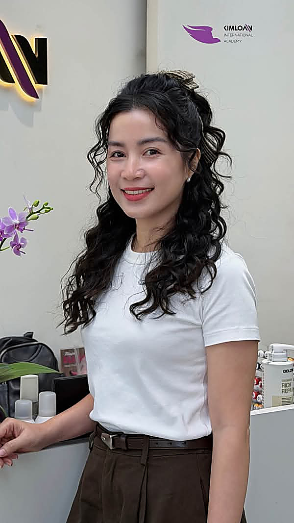 Khách hàng Hải Phòng trải nghiệm uốn Jelly Perm buông đẹp buộc xinh