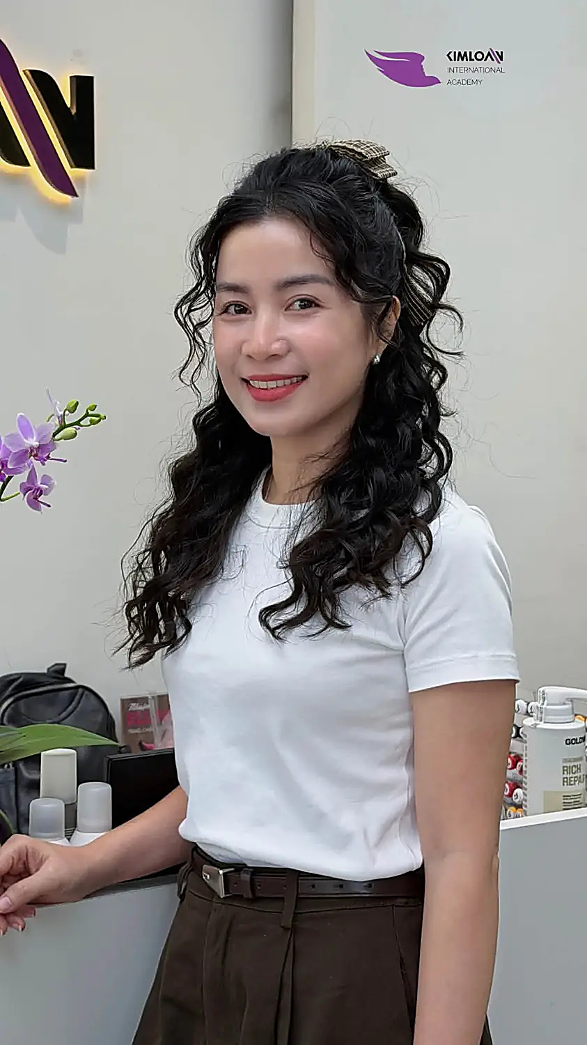 Mái tóc uốn Jelly Perm khi buộc lên vẫn giữ độ phồng cực chất tại Kim Loan