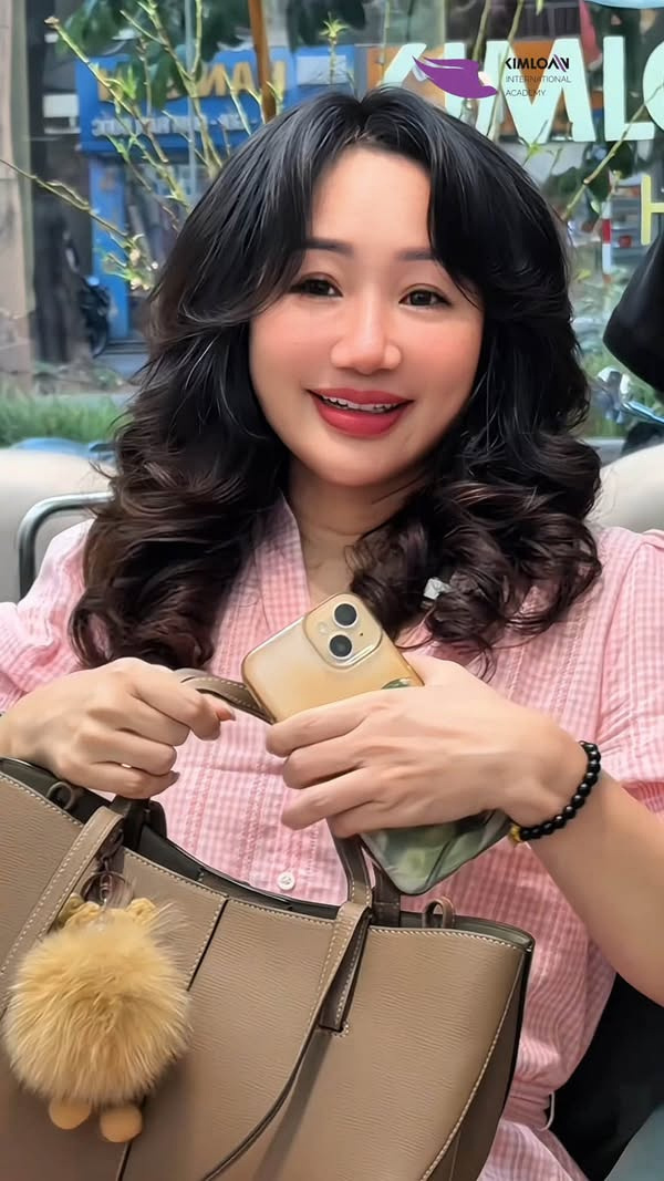 Tóc Lỡ Dễ Xẹp Nên Uốn Gì? Xoăn Bung Lơi Thiết Kế Tạo Phồng Tự Nhiên Mềm Mại Cùng Kim Loan Hair Salon 1 Mẫu uốn xoăn bung lơi tóc lỡ tạo độ phồng bồng bềnh thanh lịch tại Kim Loan Hair Salon