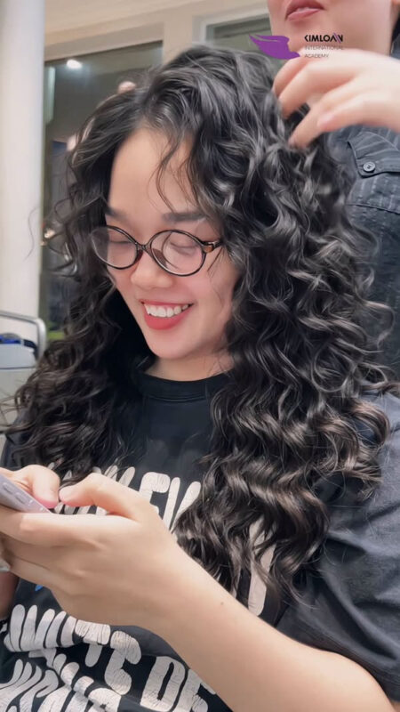 Tóc Mảnh Xẹp Mặt Tròn Nên Uốn Sóng Gì? Bí Kíp Thon Gọn Thanh Tú Cùng Jelly Perm Tại Kim Loan Hair Salon 4