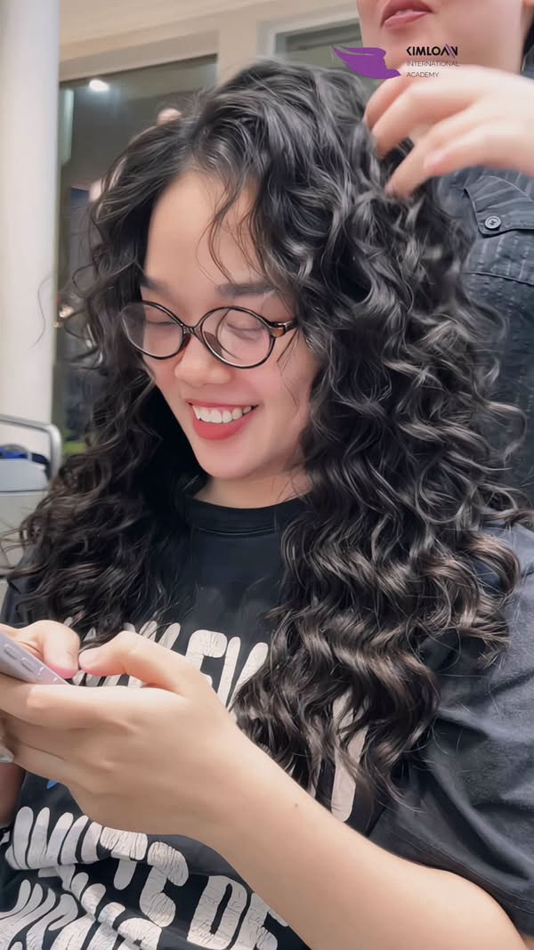 Tóc Mảnh Xẹp Mặt Tròn Nên Uốn Sóng Gì? Bí Kíp Thon Gọn Thanh Tú Cùng Jelly Perm Tại Kim Loan Hair Salon 1 Mẫu tóc uốn Jelly Perm thon gọn mặt tròn cho tóc mảnh xẹp tại Kim Loan Hair Salon