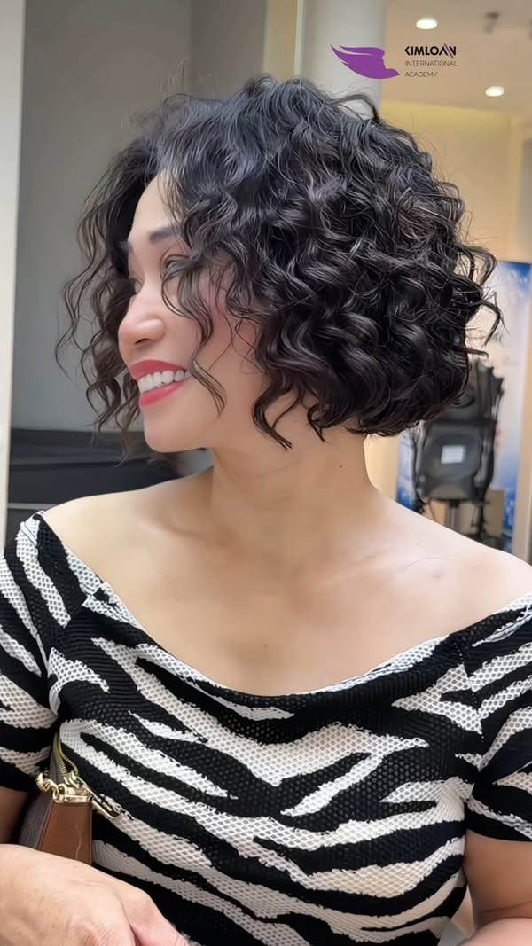 Tóc Ngắn Vẫn Muốn Xoăn Rõ Sóng Và Cá Tính? Uốn Jelly Perm Thiết Kế Độc Bản Tại Kim Loan Hair Salon 1 Mẫu tóc ngắn uốn Jelly Perm xoăn rõ sóng bồng bềnh cá tính tại Kim Loan Hair Salon