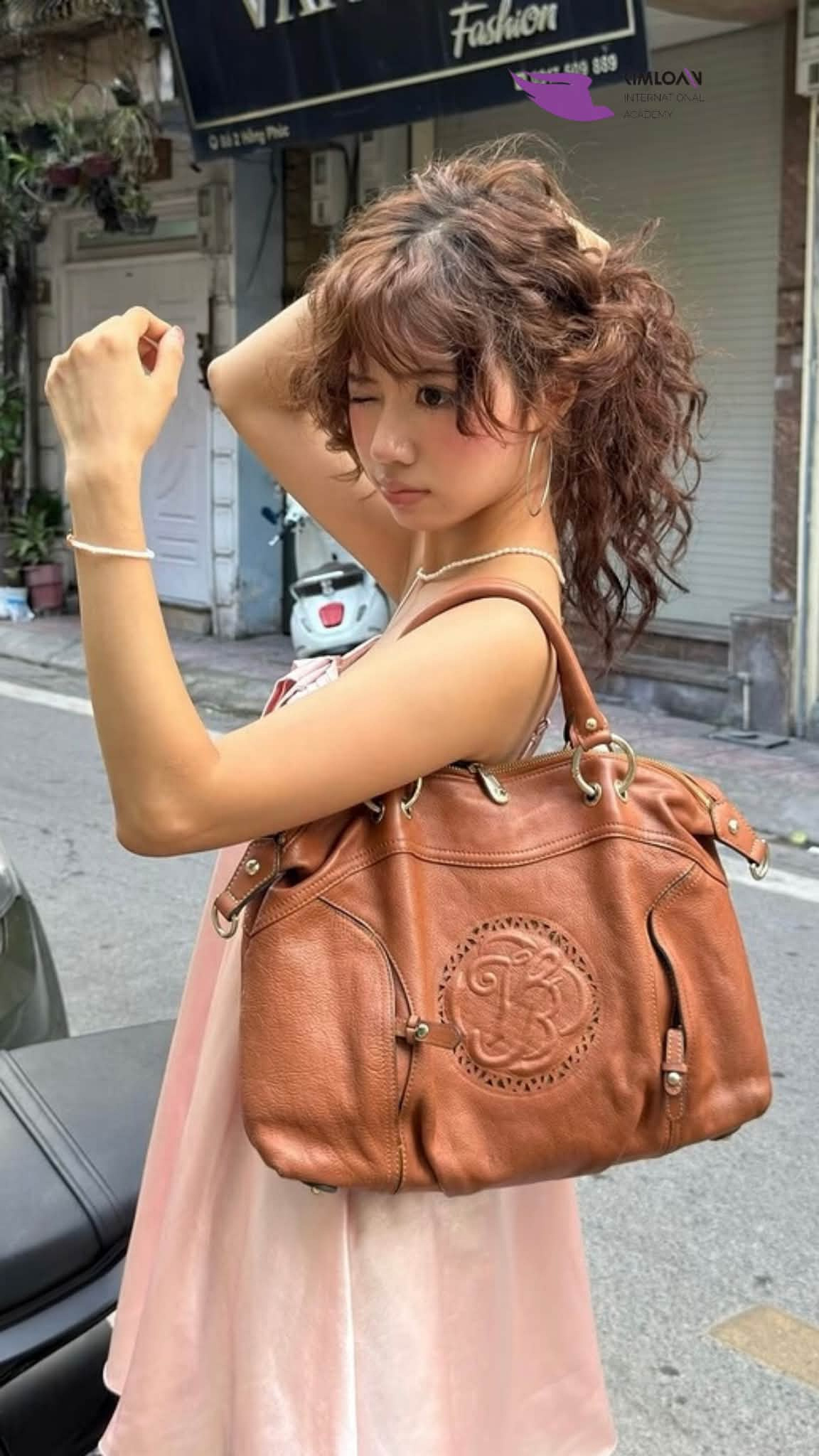 Cẩm nang chăm sóc tóc xoăn Jelly Perm tại nhà lọn vẫn đẹp chuẩn salon Kim Loan