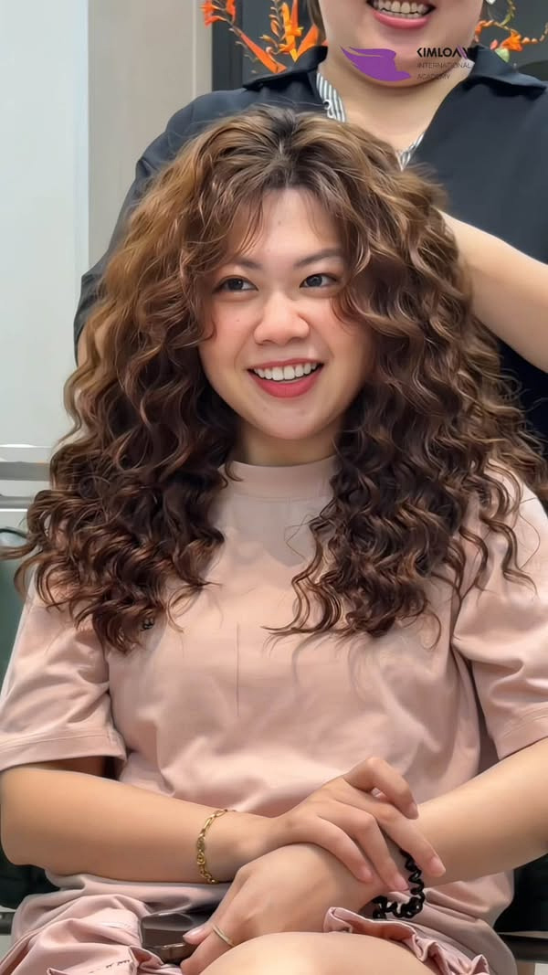 Mái tóc yếu được uốn tái sinh phục hồi bồng bềnh tại Kim Loan Hair Salon