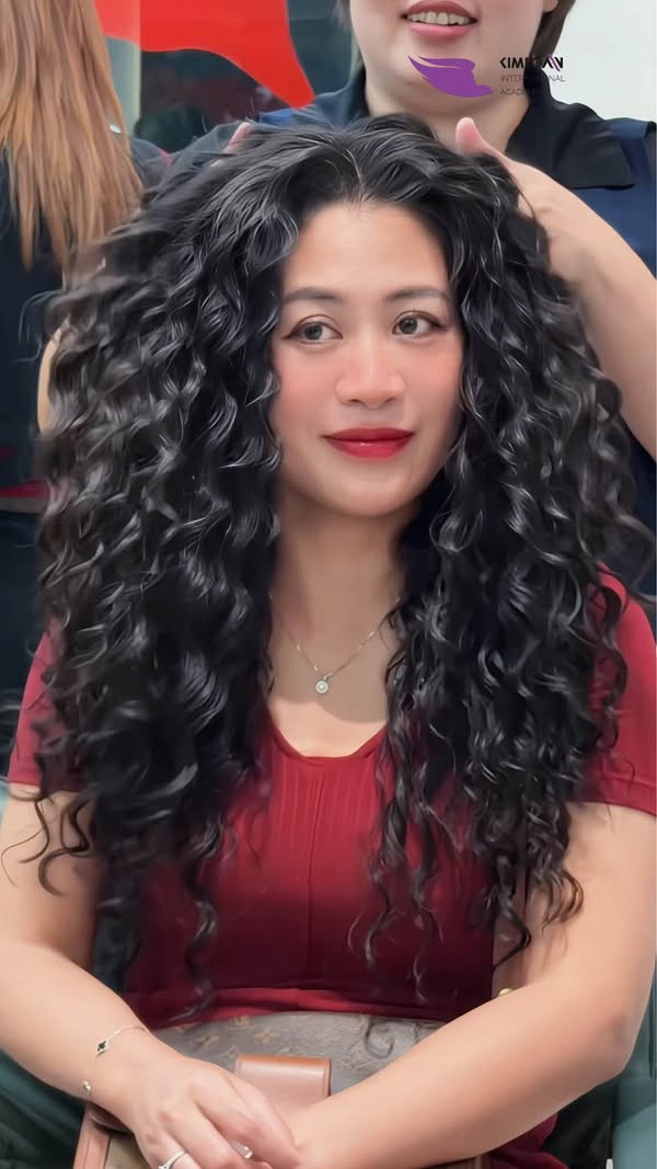 Triết Lý Thiết Kế Tóc Cá Nhân Hóa: Đo Ni Đóng Giày Theo Chất Tóc Và Khuôn Mặt Cùng Kim Loan Hair Salon 1 Tư vấn và thiết kế kiểu tóc cá nhân hóa theo chất tóc khuôn mặt tại Kim Loan Hair Salon