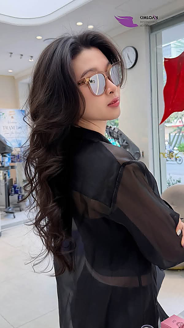 Uốn xoăn bung lơi trên nền tóc đen tuyền góc nghiêng thanh tú
